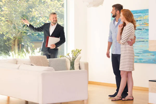 Agent showing home interior — Stock Photo, Image