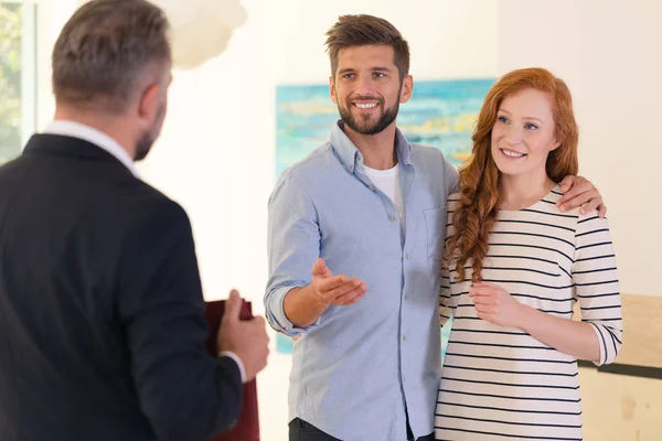 Paar im Immobilienbüro — Stockfoto