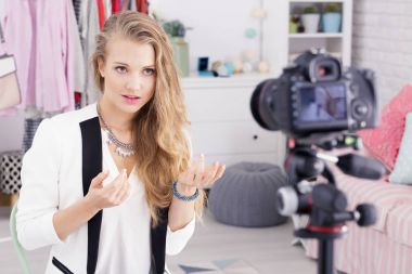 Kız bir videoblog yapma