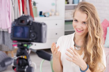 Bir hikaye anlatmaya kız