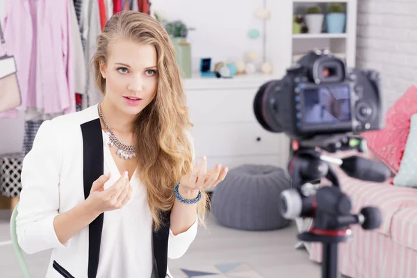 Chica haciendo un videoblog — Foto de Stock