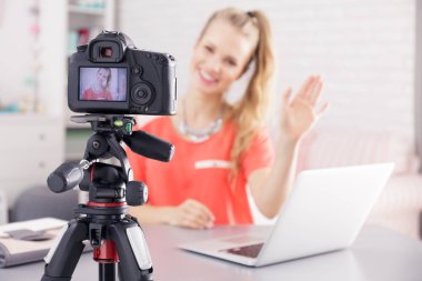 Masanın üstüne yerleştirilen kamera