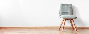 Odada yalnız sandalye ayakta