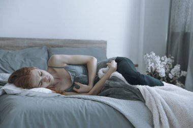 Bir mide ağrısı olan genç