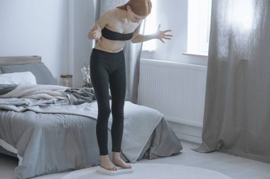 Kadın onun kilo üzerinde saplantı haline