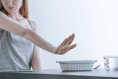 Genç kadının ezici inappetence