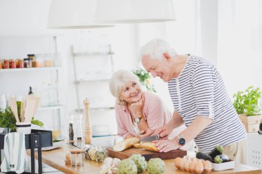 Mutlu yaşlı adam baget keser