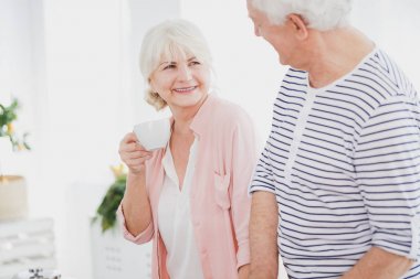 Yaşlı kadın çay içiyor
