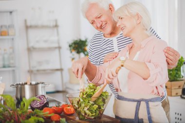 Eşim sebzeli salata hazırlanıyor 