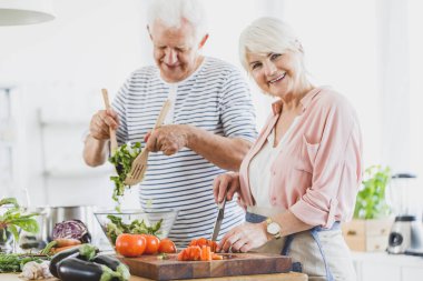 Büyükanne kesim biber ve büyükbaba karışımları salata