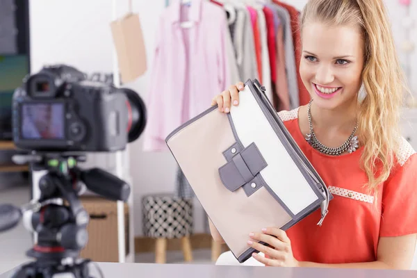 Onu malzeme satan kız