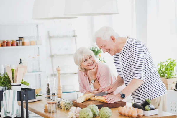 Mutlu yaşlı adam baget keser