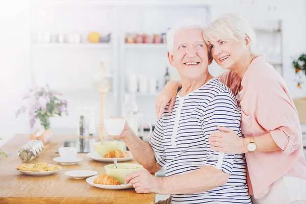 Man i randig skjorta dricker kaffe — Stockfoto