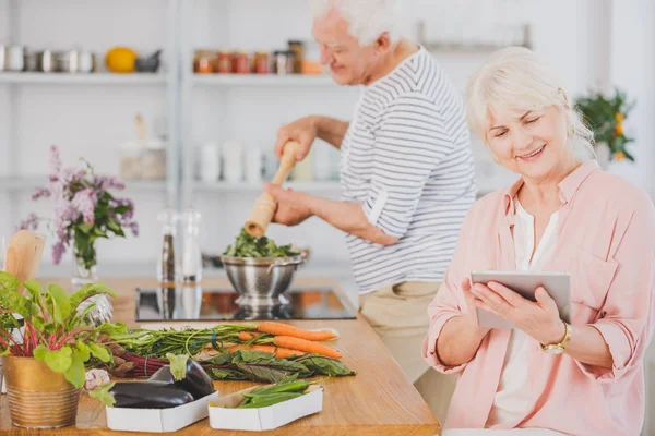 Seniorin nutzt Tablet — Stockfoto