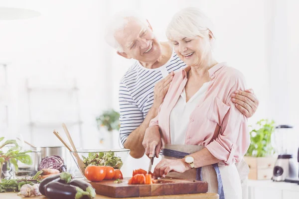 Kesme domates yaşlı kadındır