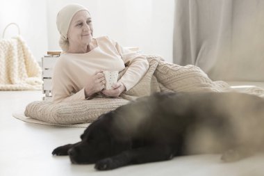 Hasta kadın ve köpek arkadaşım