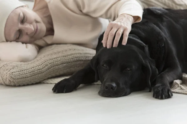Mujer enferma durmiendo con perro — Foto de Stock