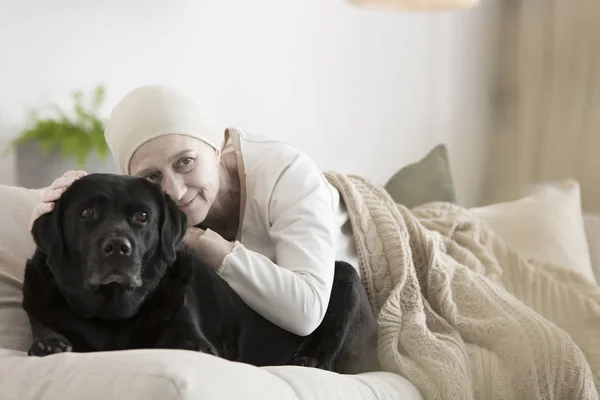 Mulher com câncer abraçando cão — Fotografia de Stock