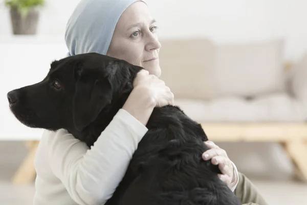 Donna malata abbracciare cane — Foto Stock