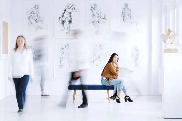 Woman looking at sculpture — Stock Photo, Image