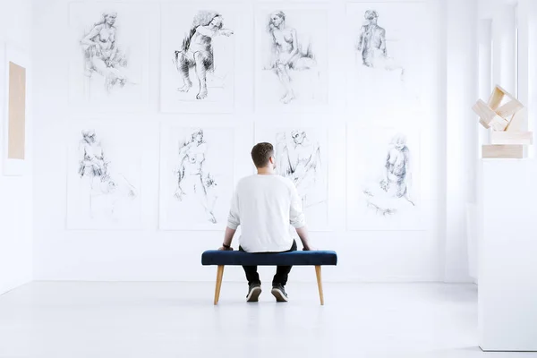 Mann entspannt sich in Kunstgalerie — Stockfoto