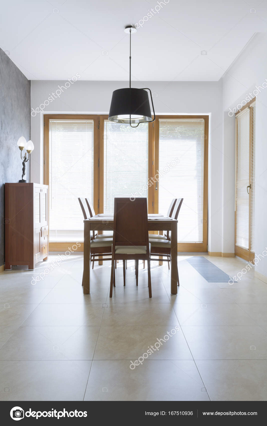Comedor minimalista con mesa de madera — Fotos de Stock ... Comedor minimalista con mesa de madera — Fotos de Stock ...