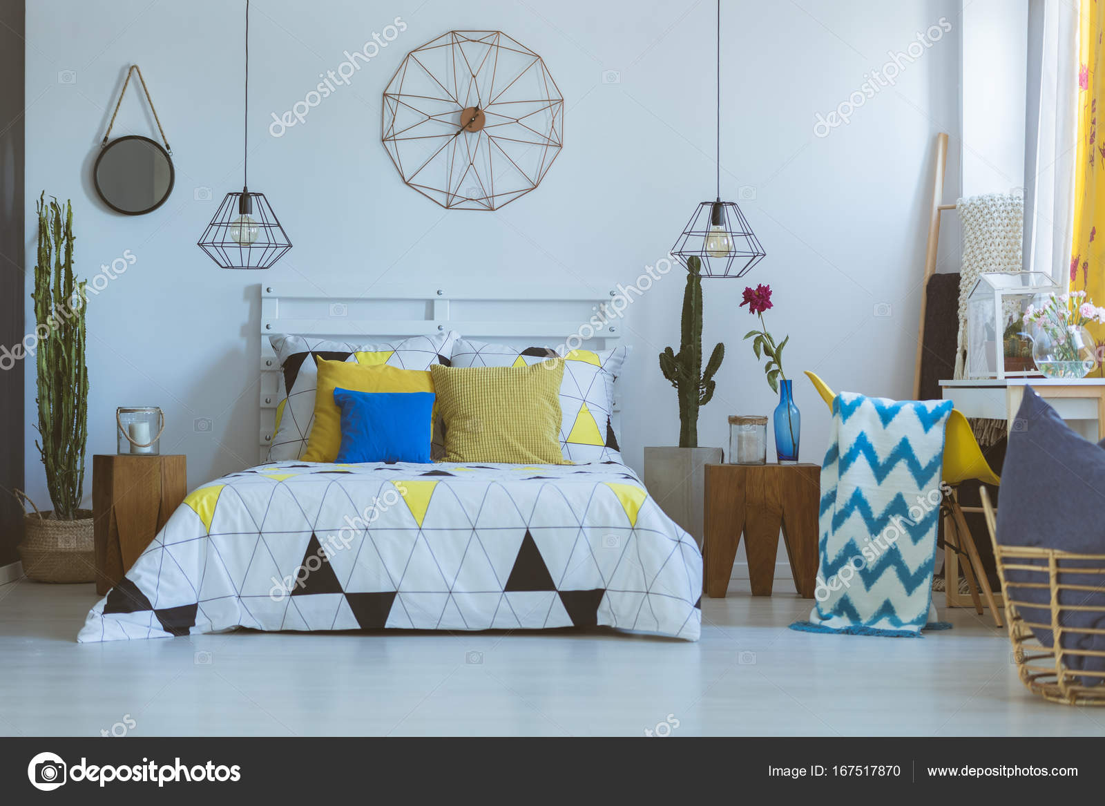 Decoratieve klok in folk slaapkamer — Stockfoto © photographee.eu ... Decoratieve klok in folk slaapkamer — Stockfoto © photographee.eu ...