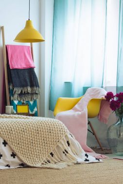 Mavi perde ile renkli Oda