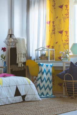 Renkli süslemeleri ile yaratıcı yatak odası