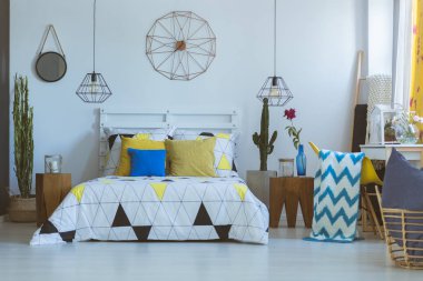 Dekoratif masa saati içinde halk yatak odası