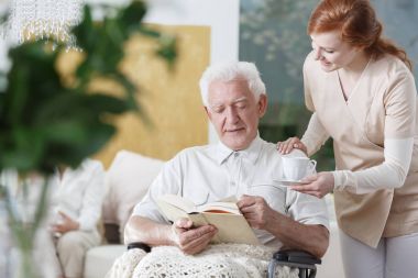 Bardak çay ile hemşire