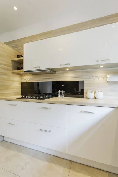 Amplia cocina con armarios blancos — Foto de Stock