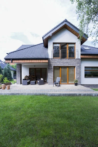 Huis met bakstenen muren en patio — Stockfoto