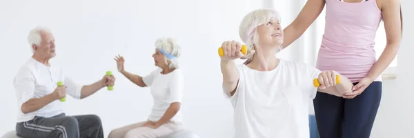 Femme âgée faisant de l'exercice avec haltères — Photo