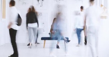 Adam çizimleri gözlemleyerek sırt çantası ile