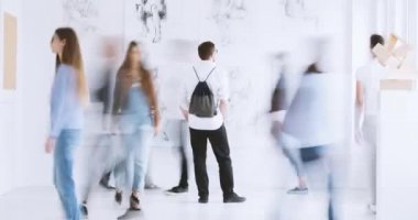 Düşünceli kadın çizimleri Galeri karşı