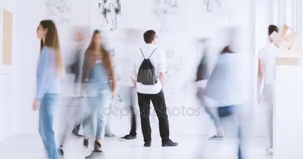 Düşünceli kadın çizimleri Galeri karşı — Stok video