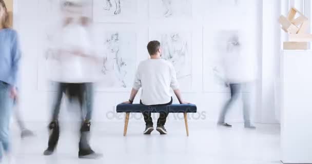 Mann entspannt sich im Kunstzentrum — Stockvideo