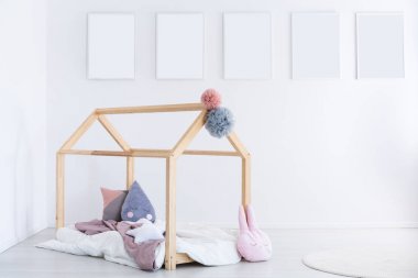 Pastel yastık ile çocuğun yatak odası 