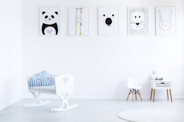 Beyaz beşikteki mavi yastık