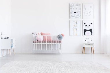 Posterler basit çocuğun yatak odası