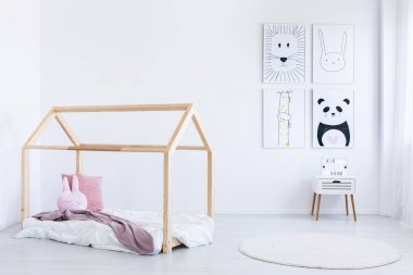 El yapımı yatakta pembe yastık