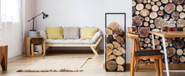 Ahşap mobilya ile Oda