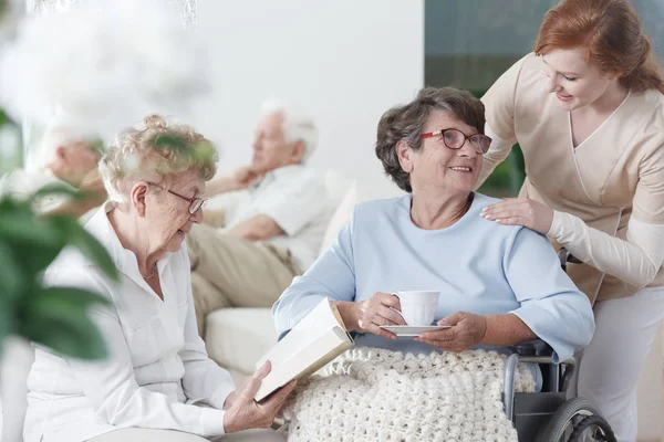 Senhoras idosas passar o tempo — Fotografia de Stock