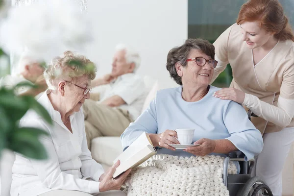 Mesdames âgées passent du temps — Photo