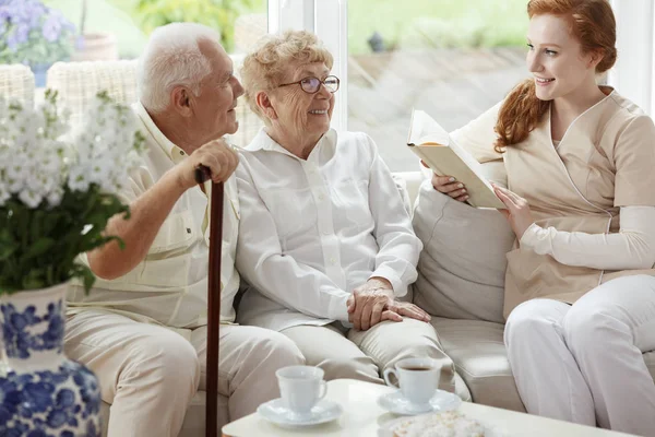 Ouderling paar glimlachen — Stockfoto