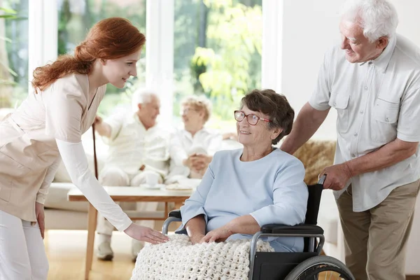 Enfermera diciendo adiós a paciente — Foto de Stock