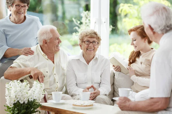 Nanny för äldre läsning — Stockfoto