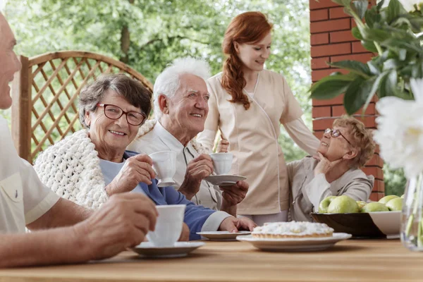 Oudere mensen tijdens vergadering — Stockfoto