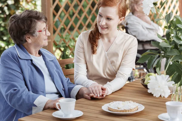 Kaukasischer Hausmeister spricht mit Frau — Stockfoto